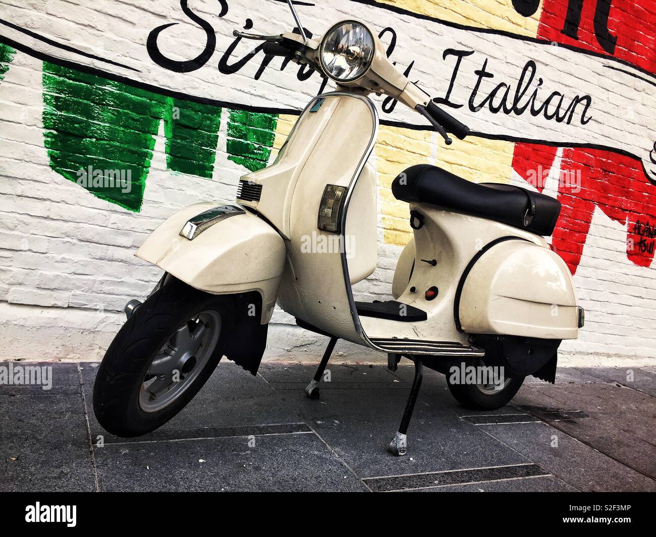Vespa PX motor scooter mit einem Wandgemälde feiert seinen italienischen Erbe Stockfoto