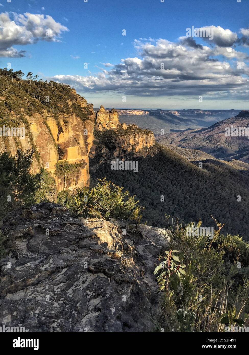 Die drei Schwestern gesehen von den Klippen in der Nähe von Erdrutsch Lookout, Blue Mountains National Park, NSW, Australien - Smartphone-aufgenommenes Stockfoto
