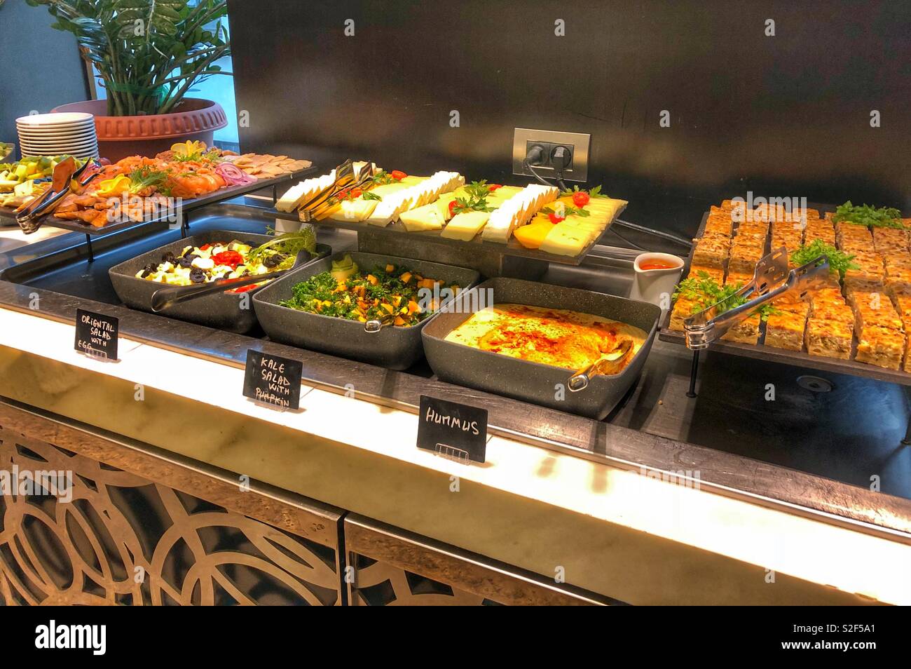 Gesundes Essen Auswahl am Buffet. - Smartphone-aufgenommenes Stockfoto