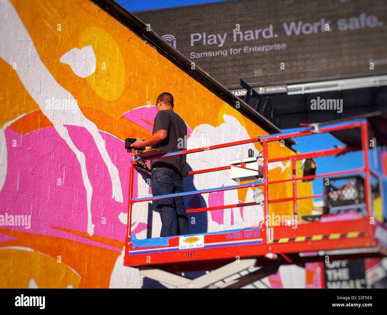 Graffiti Künstler bei der Arbeit an einem neuen Stück auf einer Wand in Los Angeles - Smartphone-aufgenommenes Stockfoto