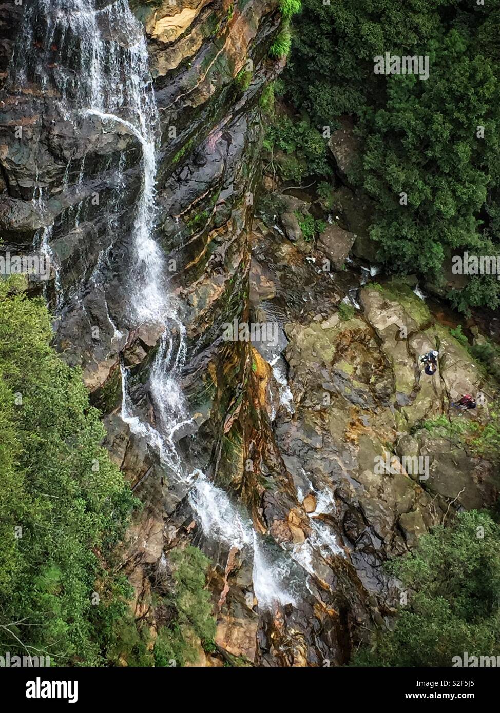Touristen in den Schatten gestellt durch die Bridal Veil Falls, Blue Mountains National Park, NSW, Australien Stockfoto
