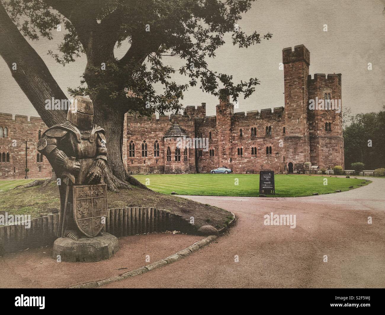Ritter der Peckforton Castle, Cheshire, UK geschnitzt - Smartphone-aufgenommenes Stockfoto