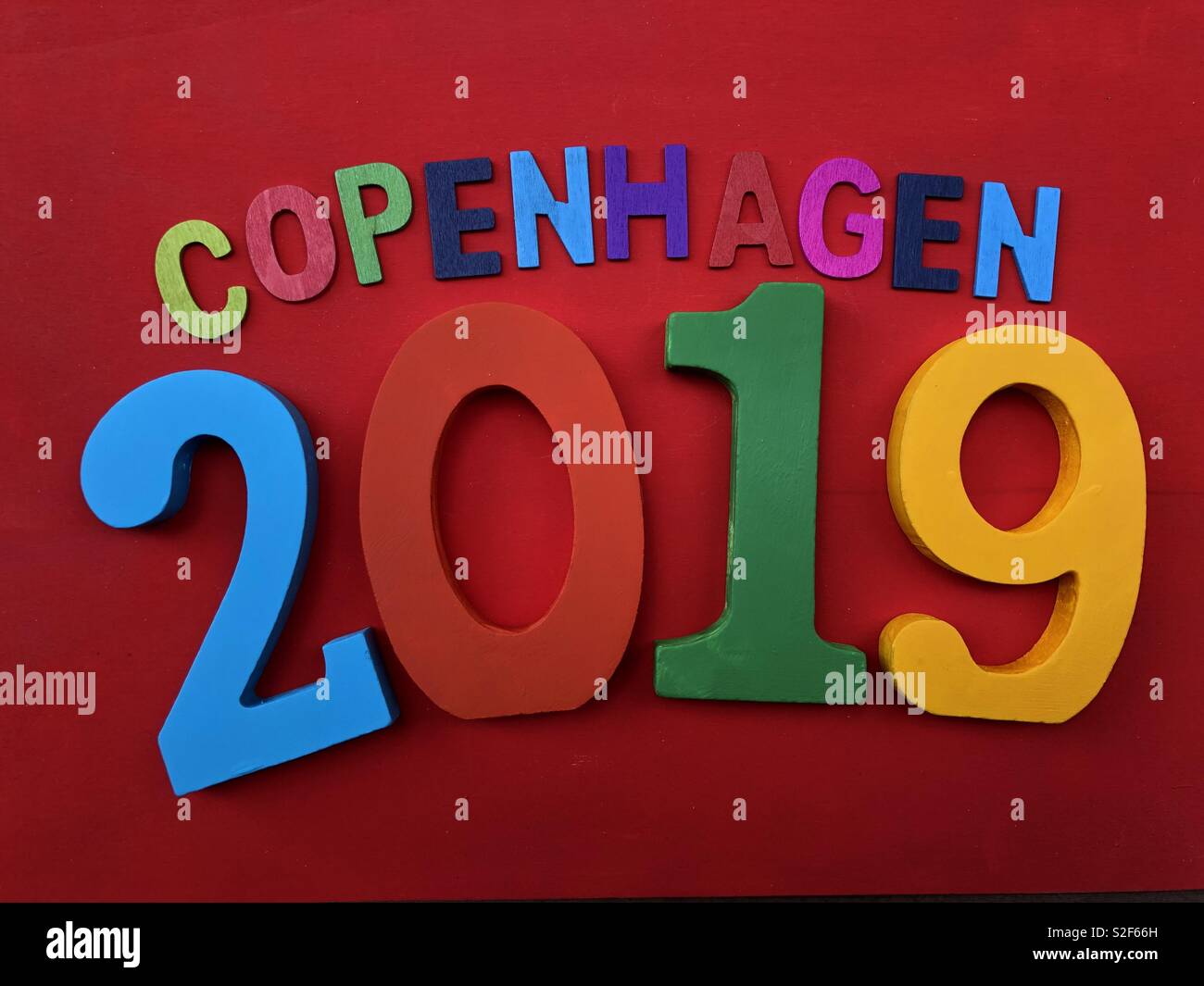 Kopenhagen 2019, Logo Type Design mit farbigen Buchstaben aus Holz über einen roten Board Stockfoto