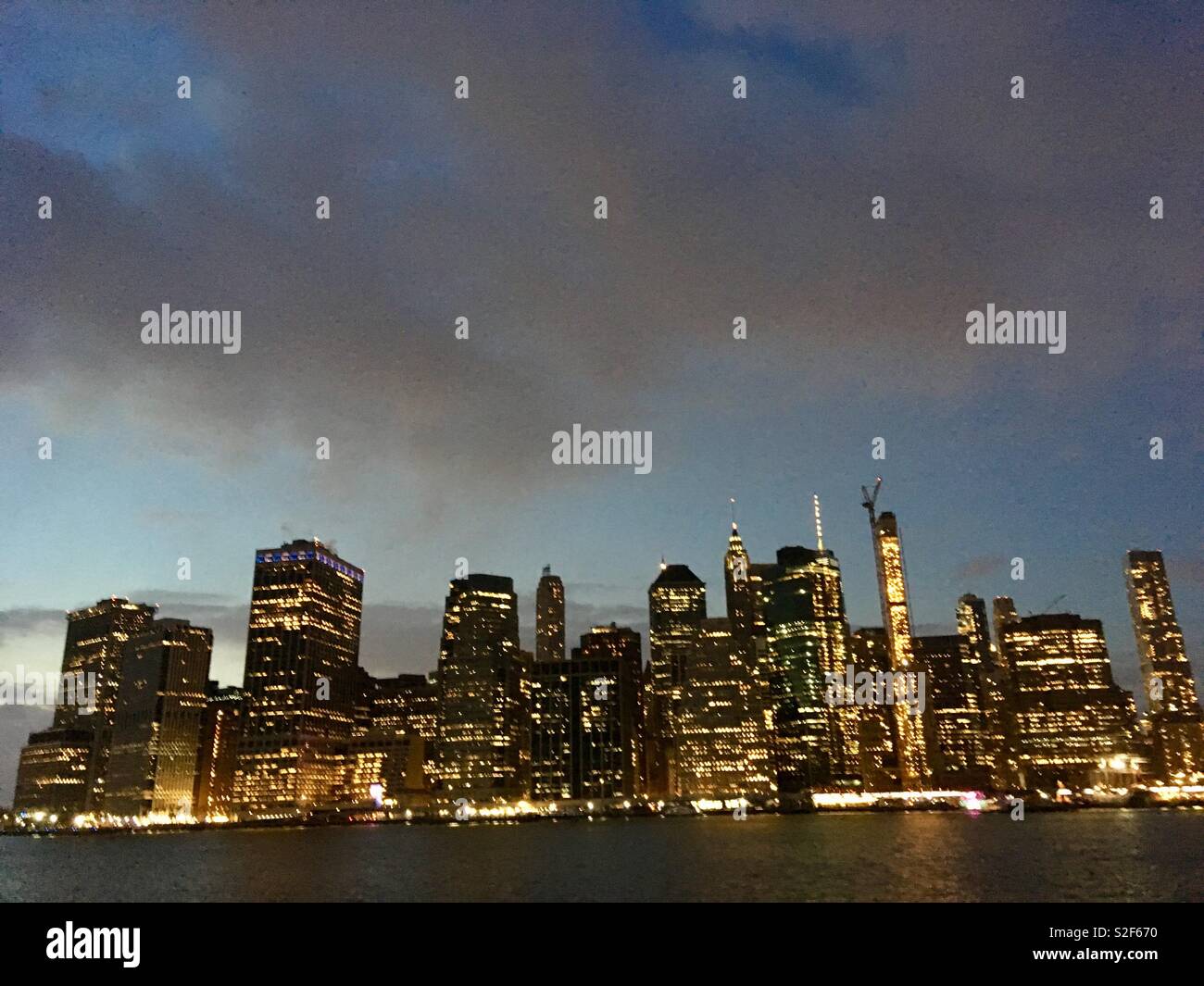 Manhattan Skyline bei Nacht - Smartphone-aufgenommenes Stockfoto