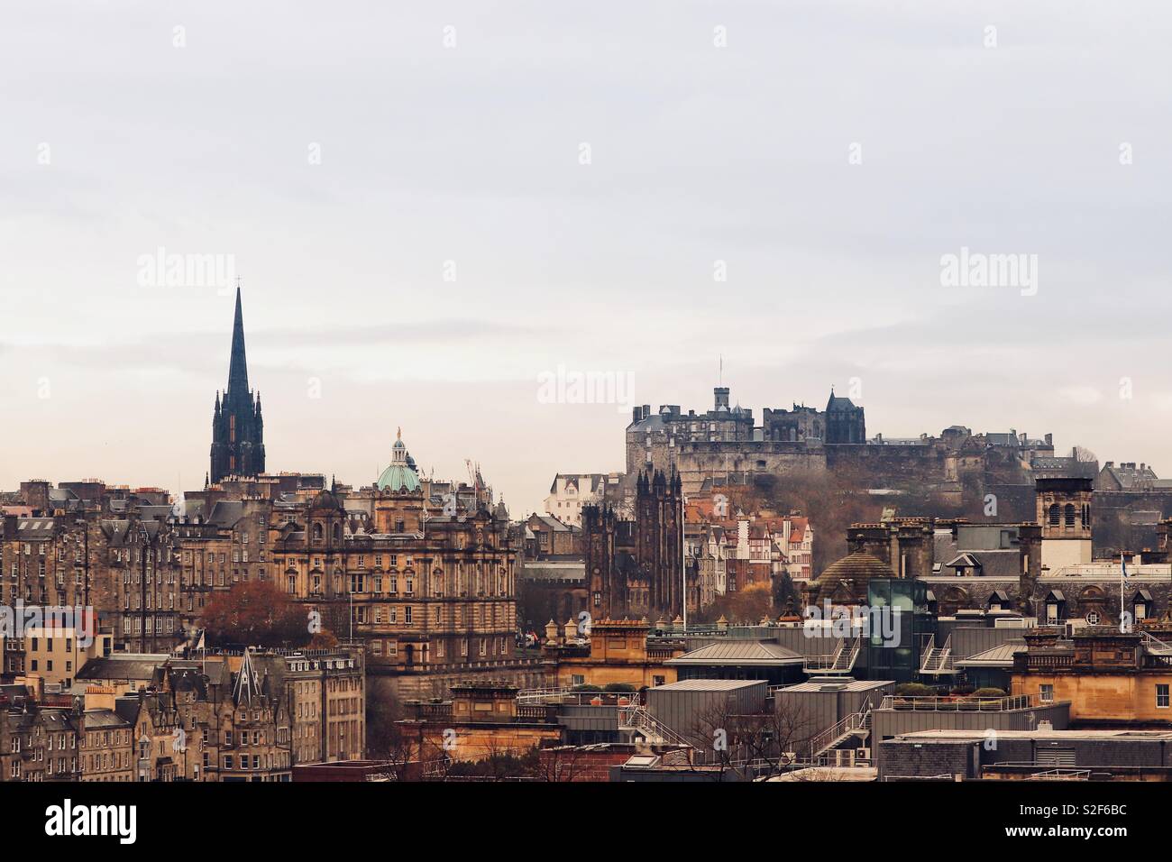 Winter Blick über Edinburgh City Centre mit Schloss im Hintergrund Stockfoto