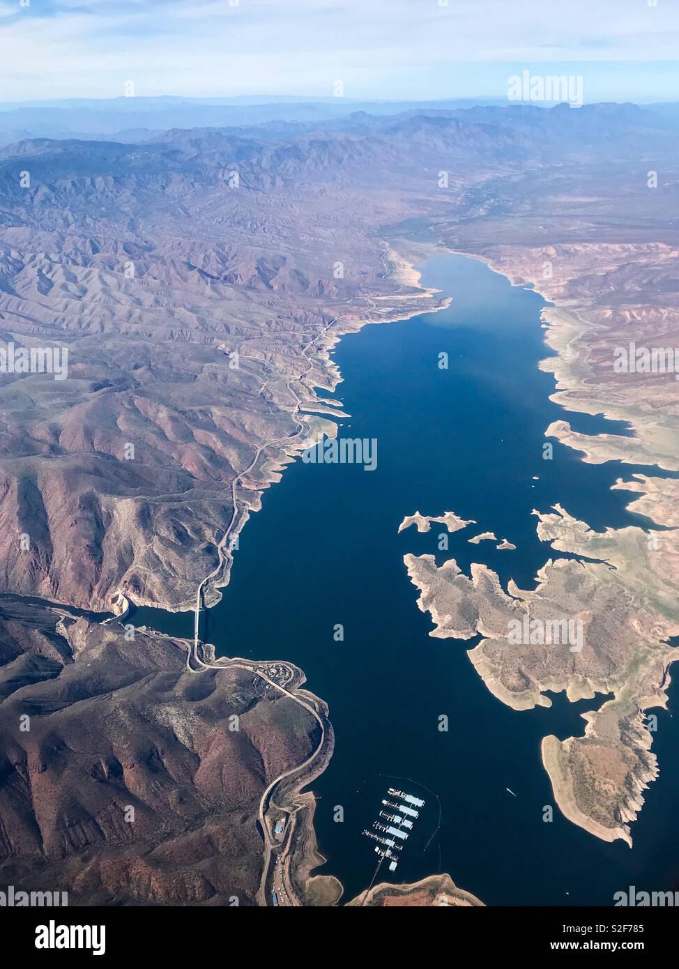 Luftaufnahme von Roosevelt Lake und Marina in Graham County, Arizona. Stockfoto