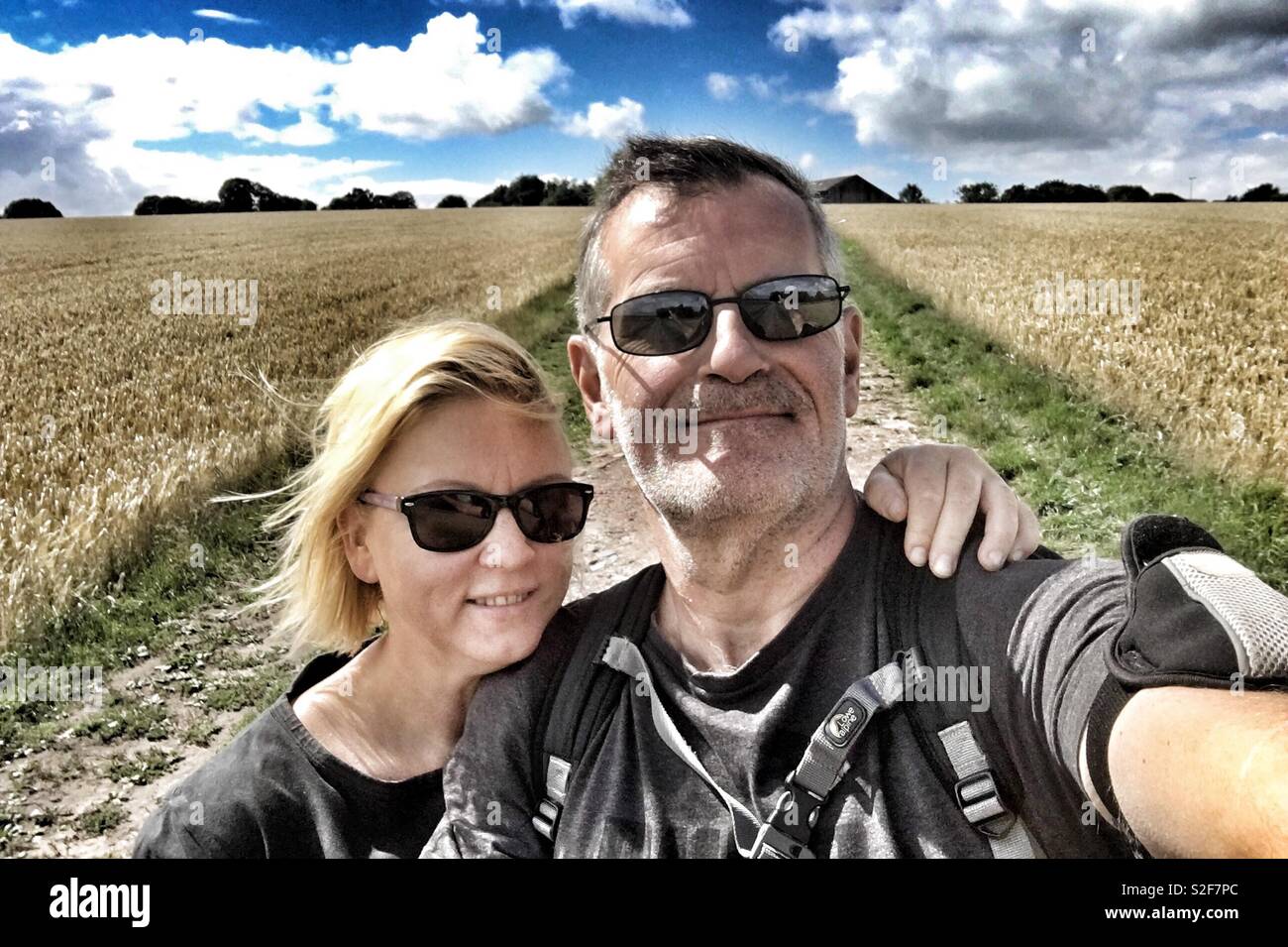 Outdoor Paar in Sonnenbrille Stockfoto