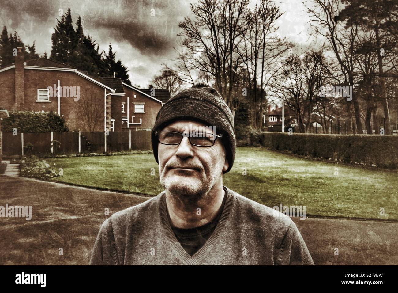 Nachdenklicher Mann In Hat Stockfoto