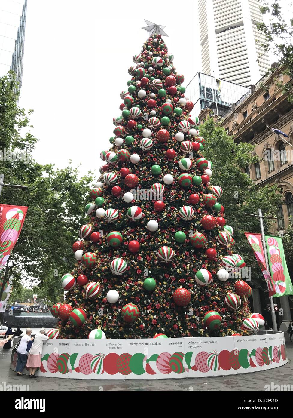 Weihnachtsbaum in Martin Place, Sydney, Australien - Smartphone-aufgenommenes Stockfoto