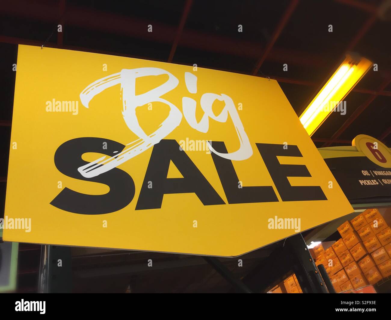 Big Verkauf Zeichen in einem Retail Grocery Store, USA Stockfoto