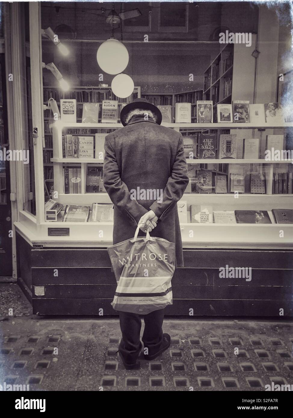 Alte Fenster Shopping außerhalb einen gebrauchten Buchhandlung in Cecil Court, London. Stockfoto