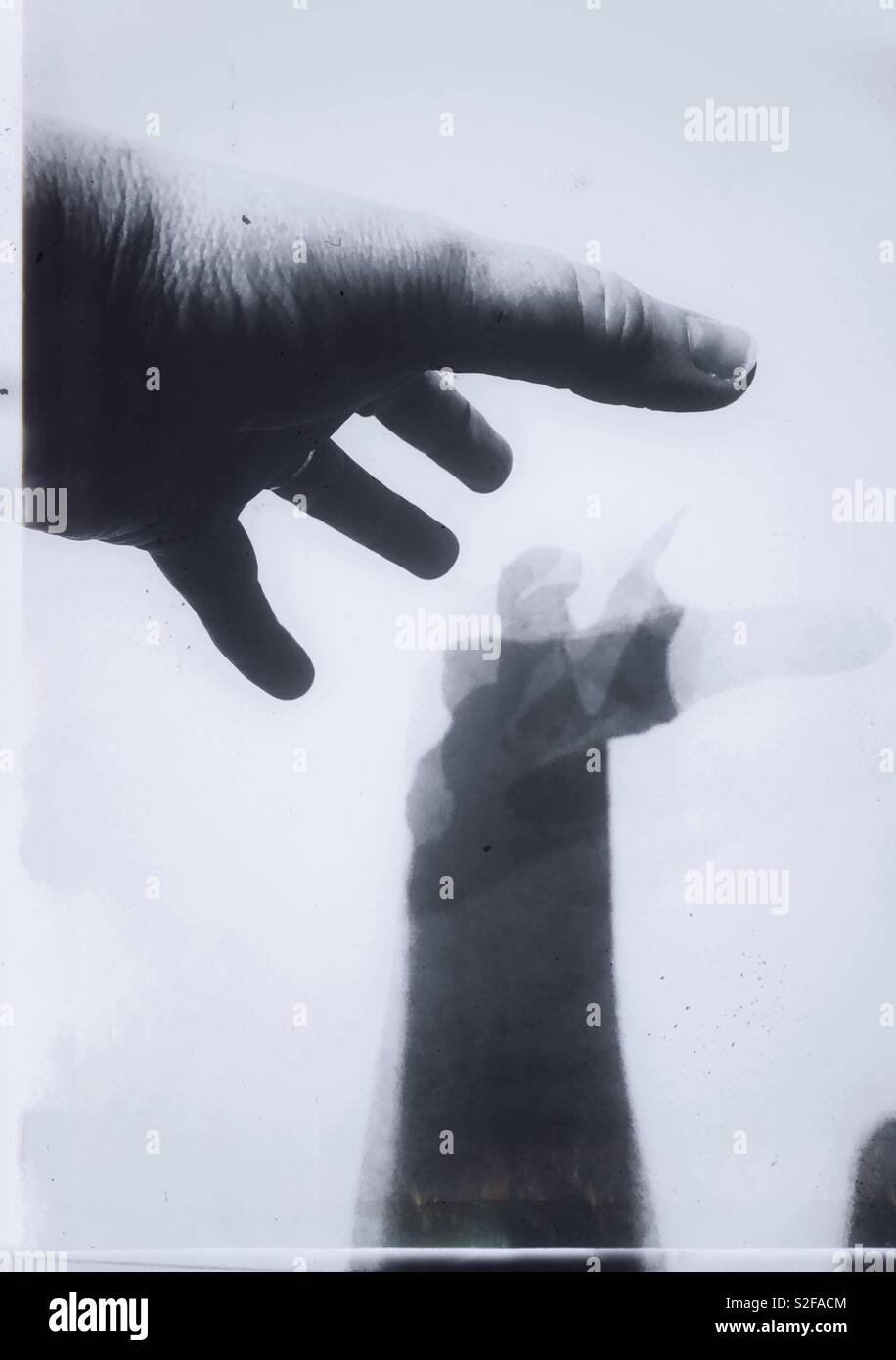 Gespenstische Schatten einer Hand Stockfoto