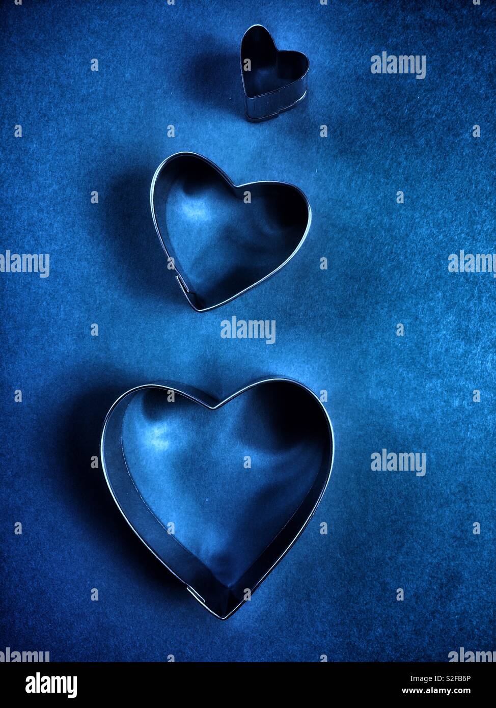 Drei Herzen Formen auf blauem Hintergrund, liebe Konzept Stockfoto