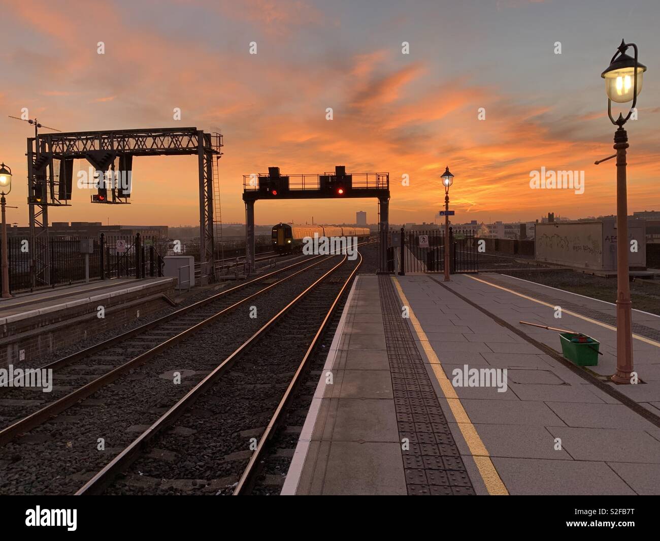 Sonnenaufgang über Birmingham Moor Street Bahnhof. Stockfoto