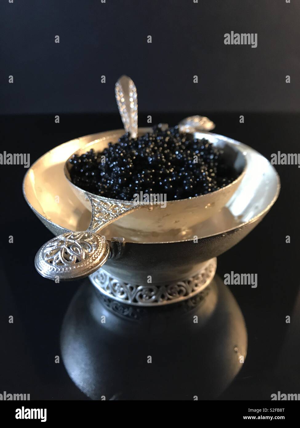 Schwarze Kaviar in einem silbernen Schale Stockfoto