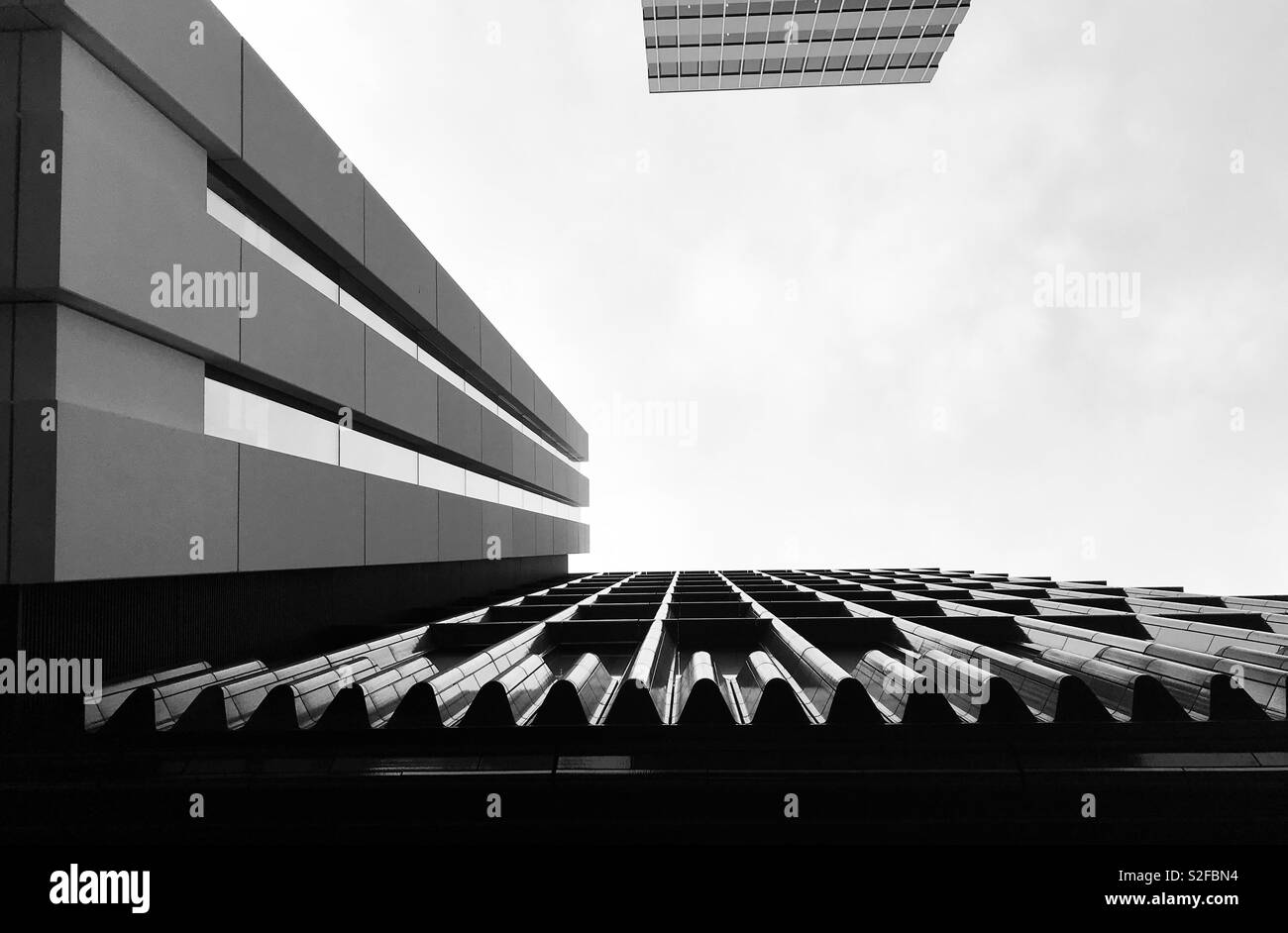 Suchen bis zu einem modernen Gebäude in London. Stockfoto