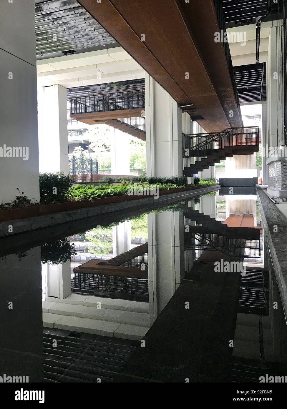 Reflexionen eines modernen Gebäudes und Treppen in London - Smartphone-aufgenommenes Stockfoto