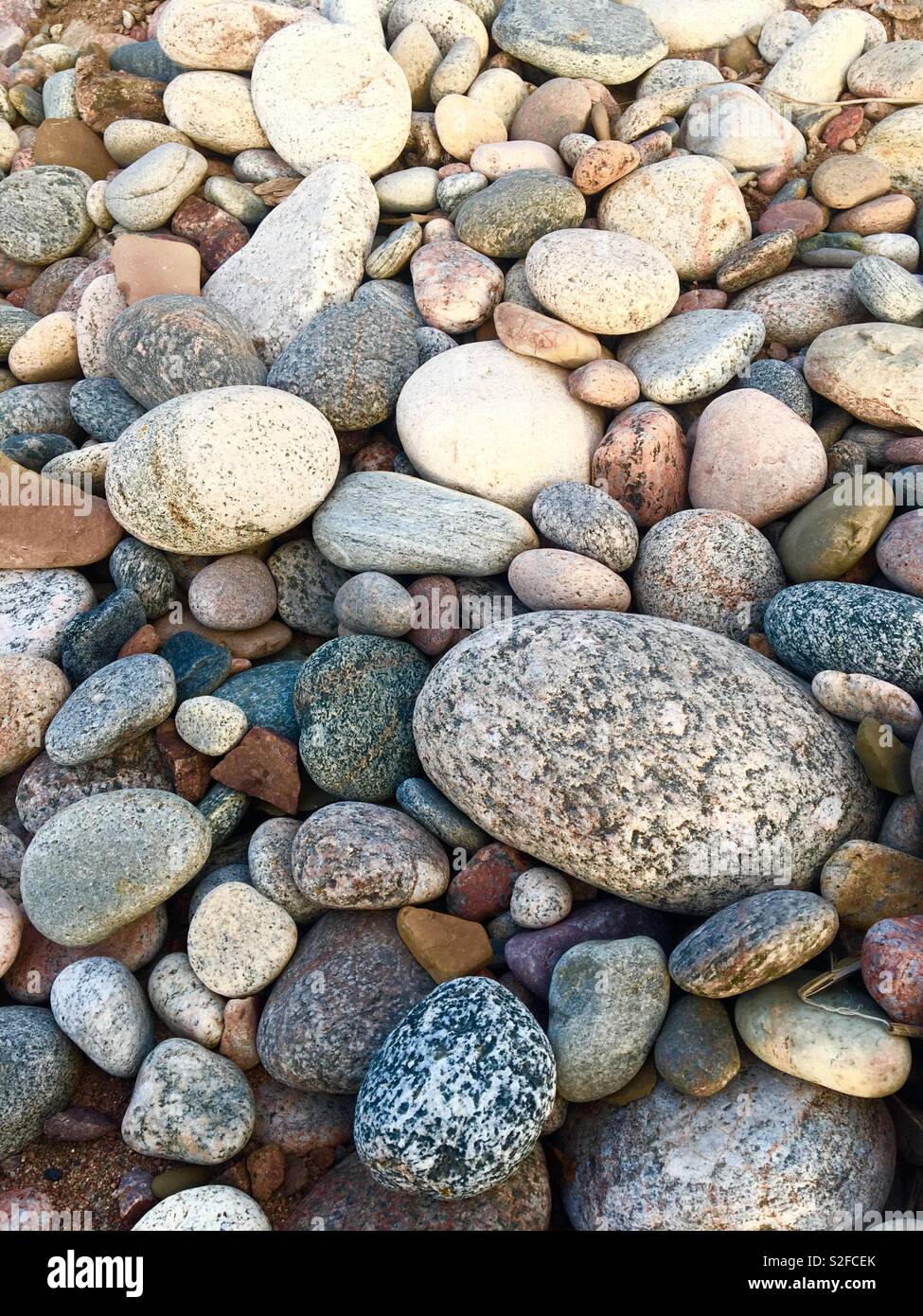 Beach Pebbles auf angenehme Bay Beach Stockfoto