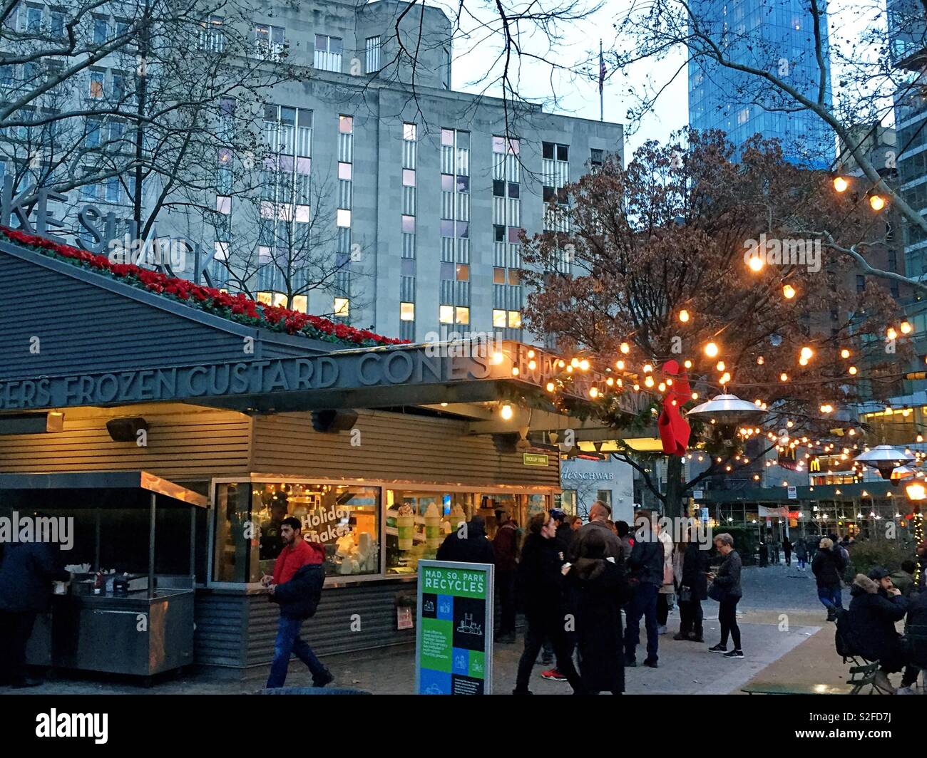 Kunden, die hell eingerichteten Shake Shack Restaurant im Madison Square Park während der Weihnachtszeit, New York City, USA - Smartphone-aufgenommenes Stockfoto