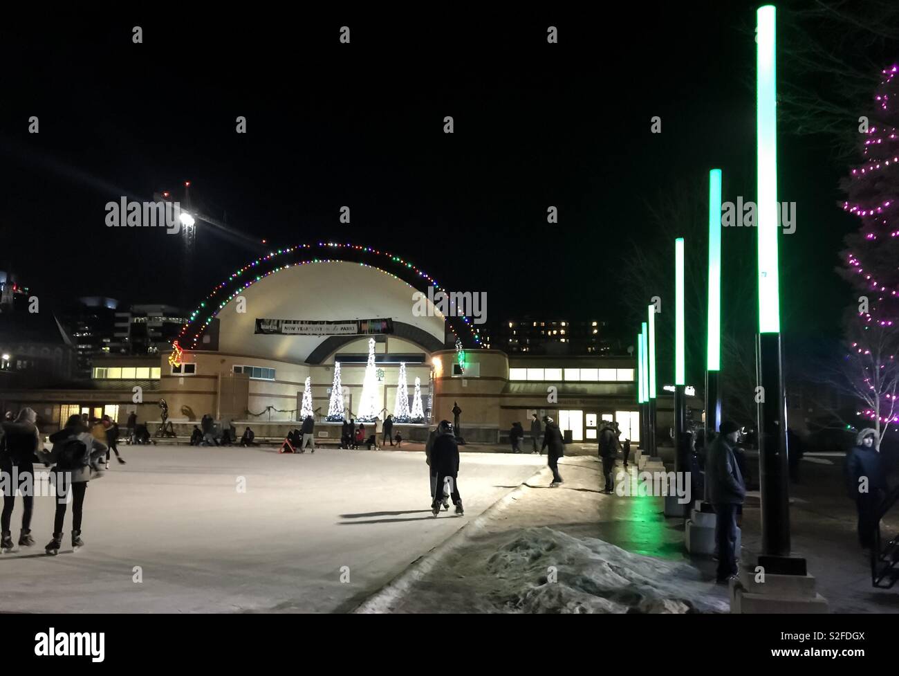 Eislaufbahn in X'mas leuchtet - Smartphone-aufgenommenes Stockfoto