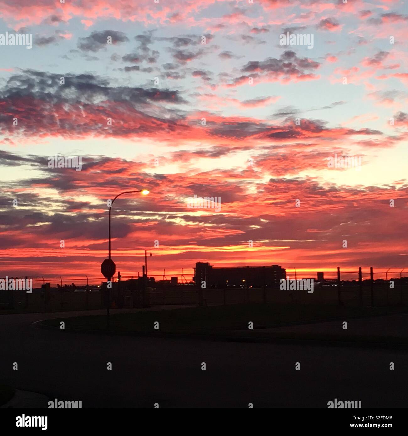 Sonnenaufgang am Morgen am Flughafen Stockfoto
