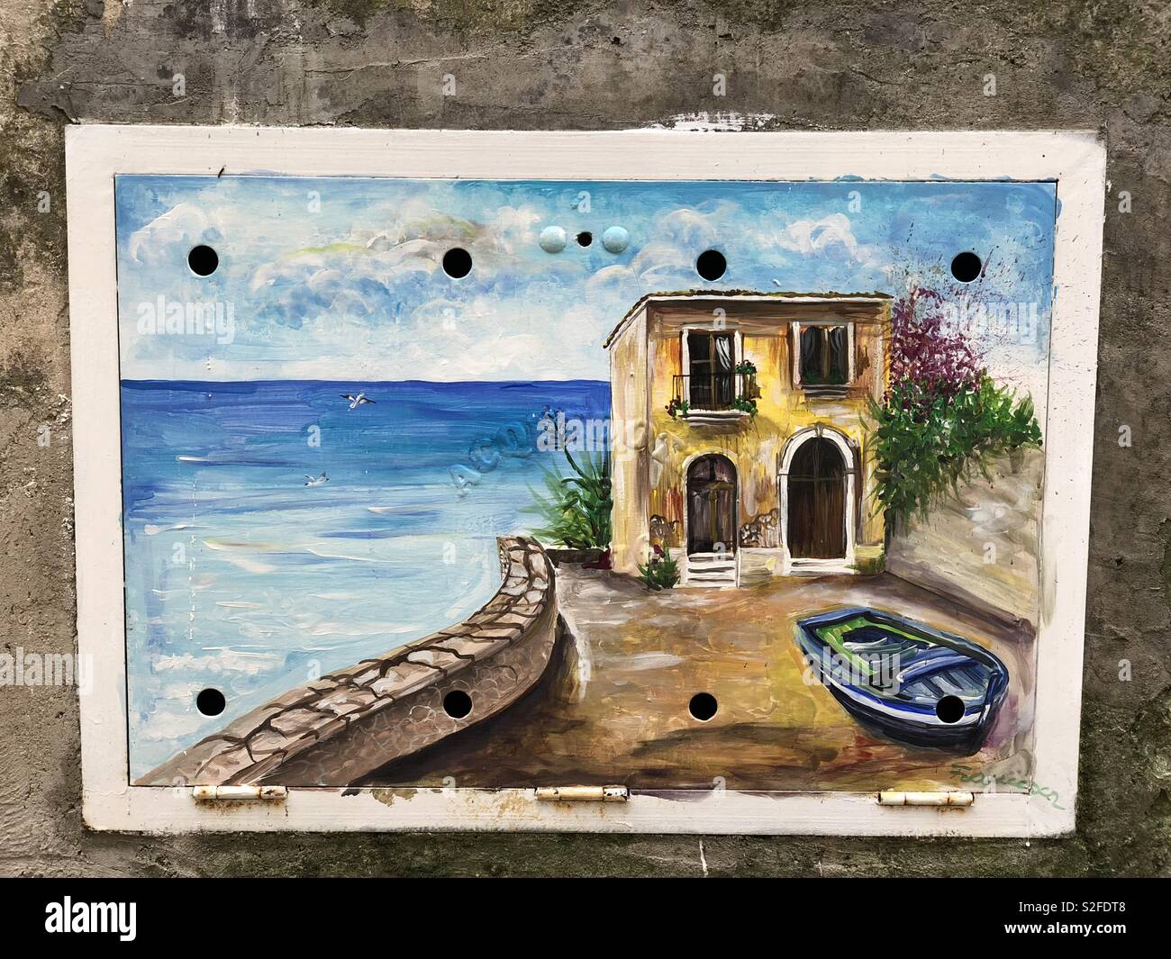 Fischerhaus am Meer, kreative Graffiti über eine metallische Counter der Gaszähler - Smartphone-aufgenommenes Stockfoto