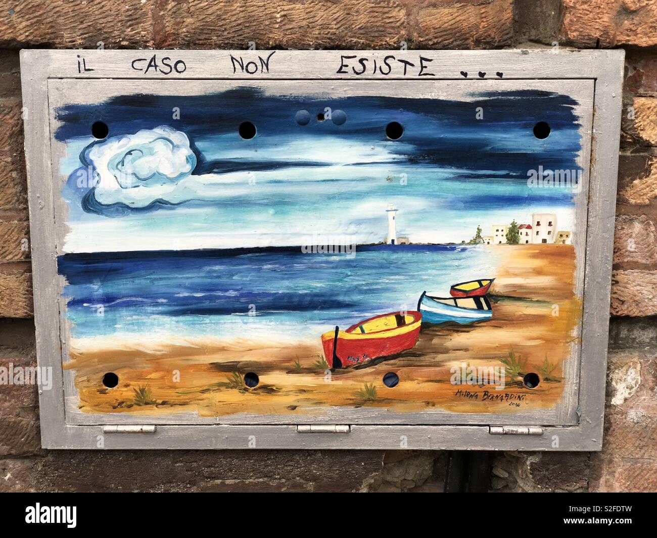 Meer, Strand, Boote, Landschaft, niemand Design, kreative Graffiti über eine metallische Counter der Gaszähler Stockfoto