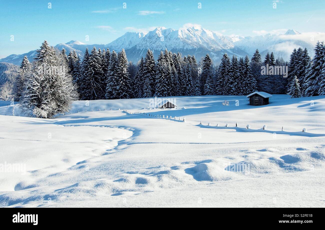 Winterlandschaft in den schneebedeckten Bergen der Alpen in Österreich - Smartphone-aufgenommenes Stockfoto