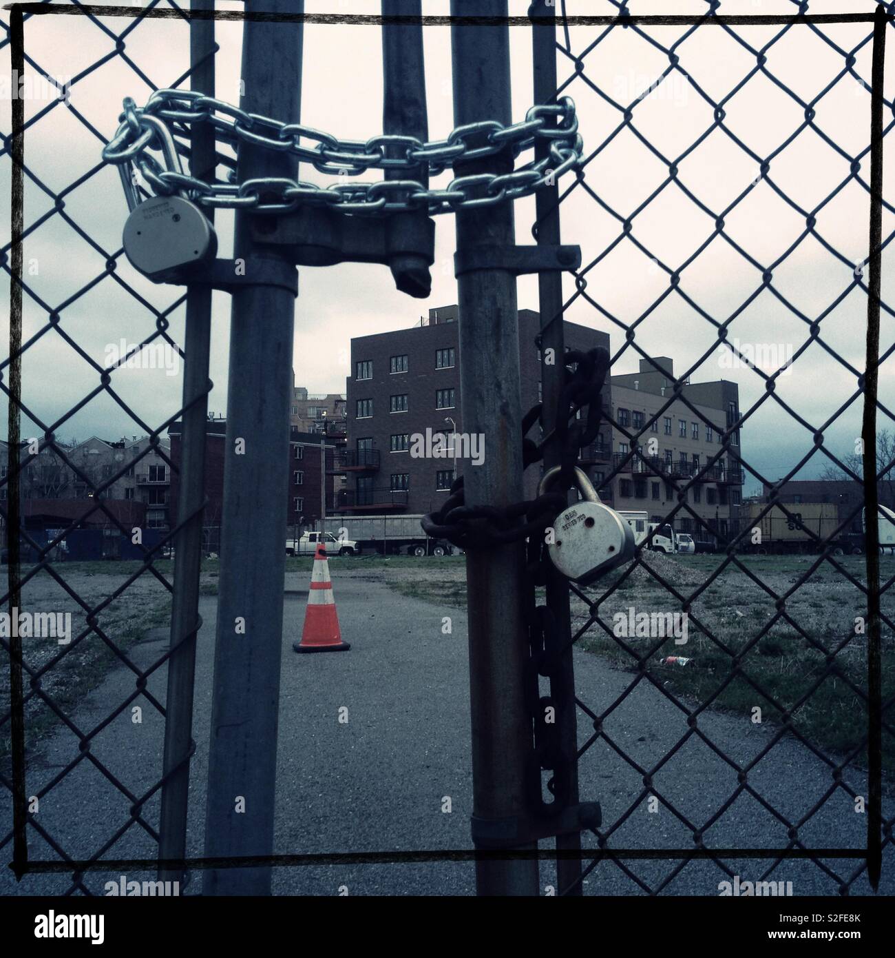 Geschlossene Tor auf einem leeren Grundstück in South Williamsburg in Brooklyn Stockfoto
