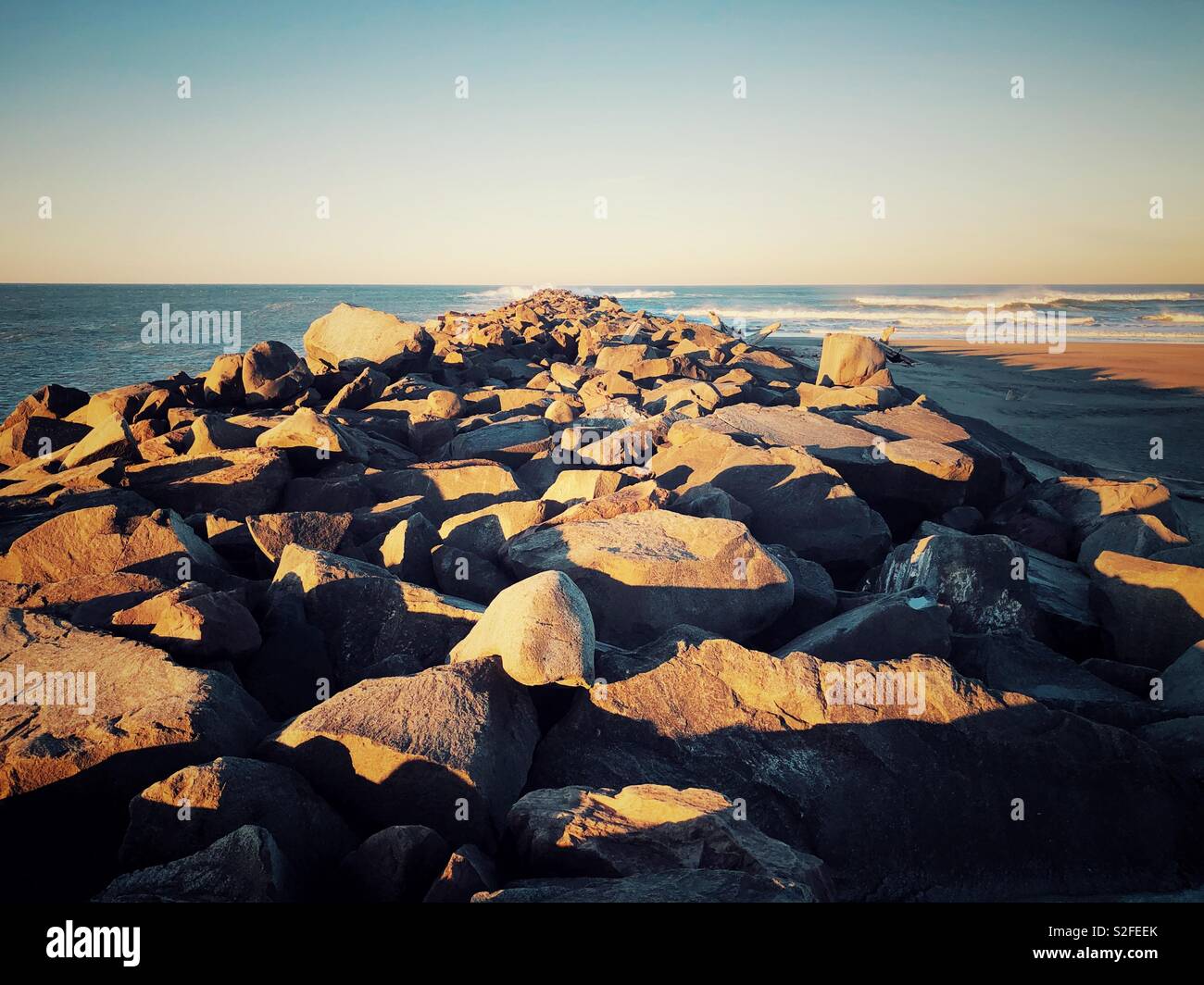 Wavebraker auf das endlose Meer - Smartphone-aufgenommenes Stockfoto