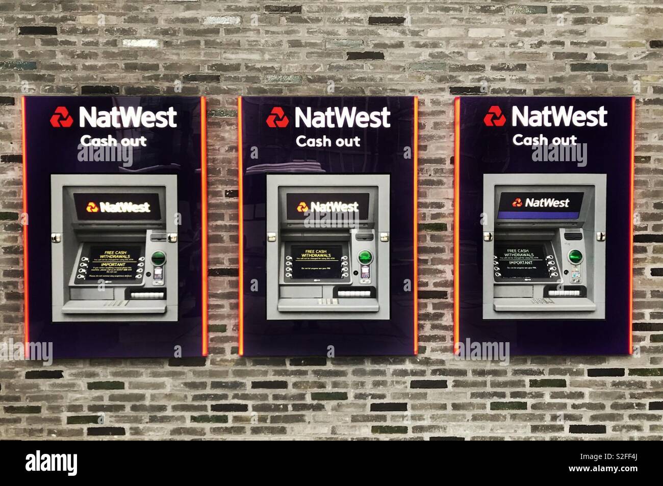 Trio von cashpoint Maschinen auf eine Mauer außerhalb einer Niederlassung der NatWest Bank Stockfoto