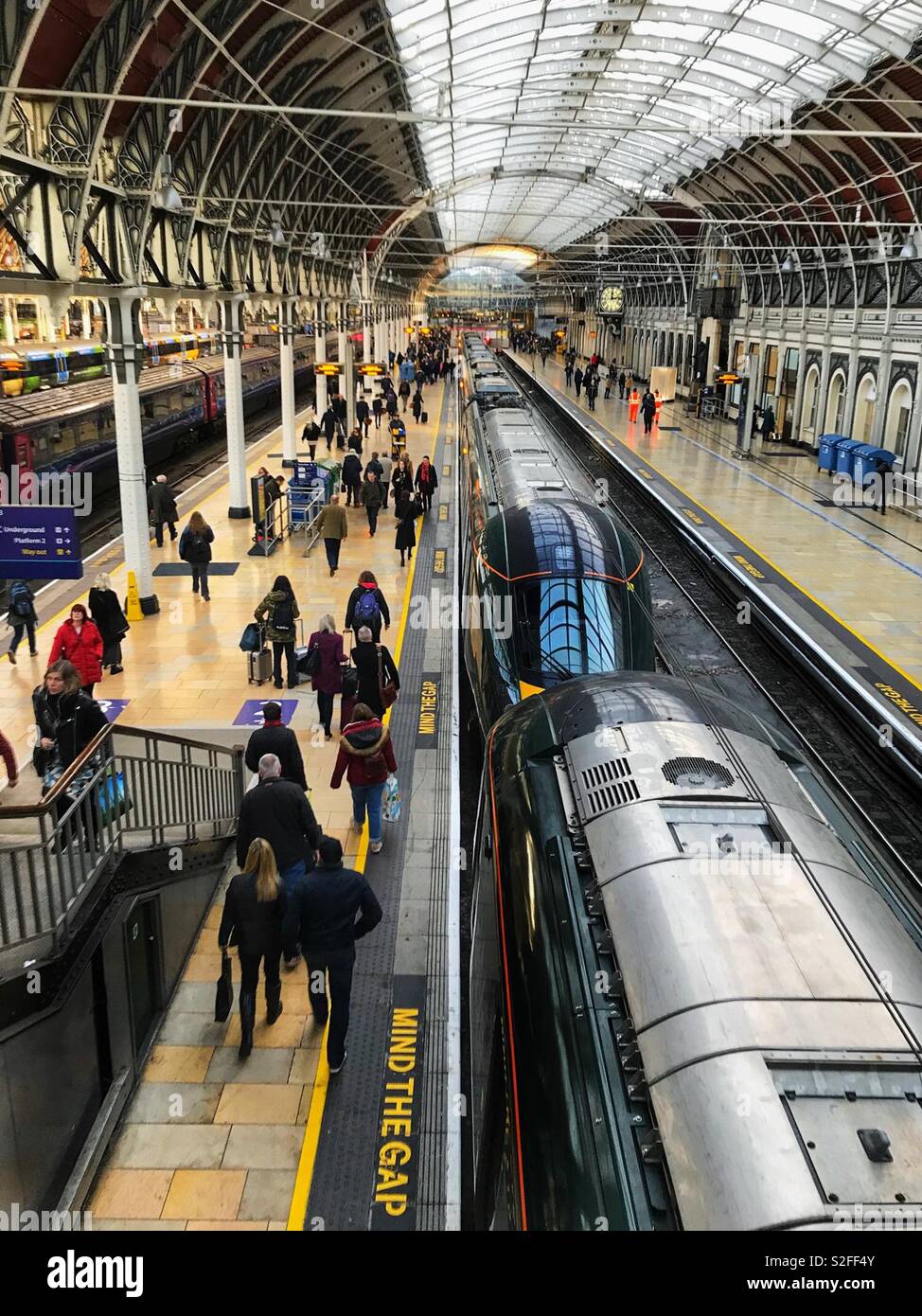 Passagiere auf einer Plattform von London Paddington Station nach einem Zug ist eingetroffen - Smartphone-aufgenommenes Stockfoto