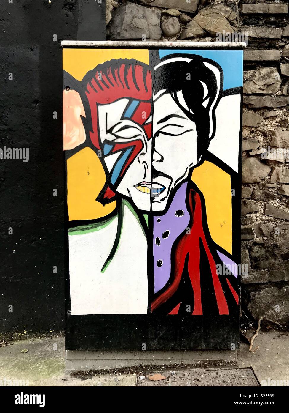 Street Art auf eine Telefonzentrale, in Dublin, Irland, mit der Darstellung der Pop-sänger Ziggy Stardust aka David Bowie und Prinz. Stockfoto