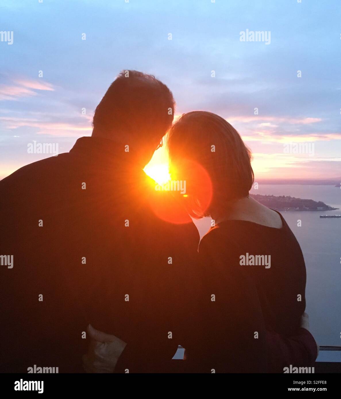 In den Sonnenuntergang zusammen und macht sich Gedanken über die zukünftigen Möglichkeiten von, was das Leben für Sie. Stockfoto