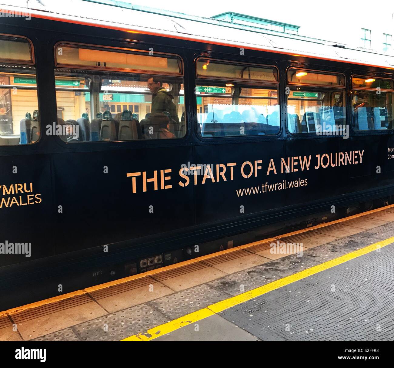 Neuer Slogan auf der Seite der Pendlerzug in Cardiff Station nach einem neuen rail Franchise für Wales & die Grenzen im Oktober 2018 ausgezeichnet wurde. Stockfoto