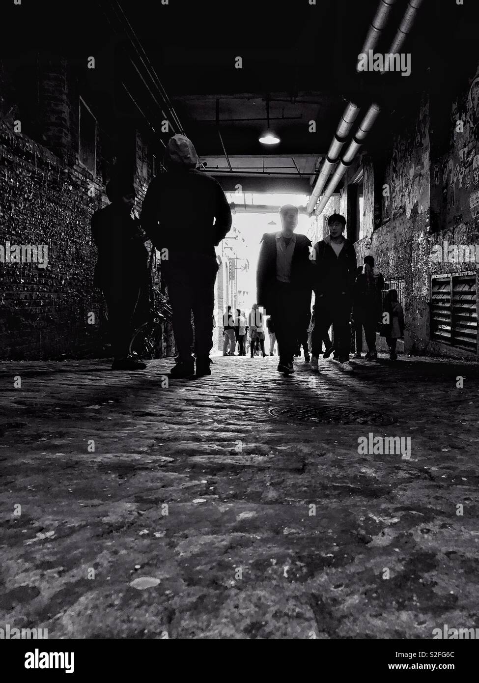 Touristen zu Fuß durch Post-Gasse in Seattle, berühmt für seinen Kaugummi Wand Stockfoto