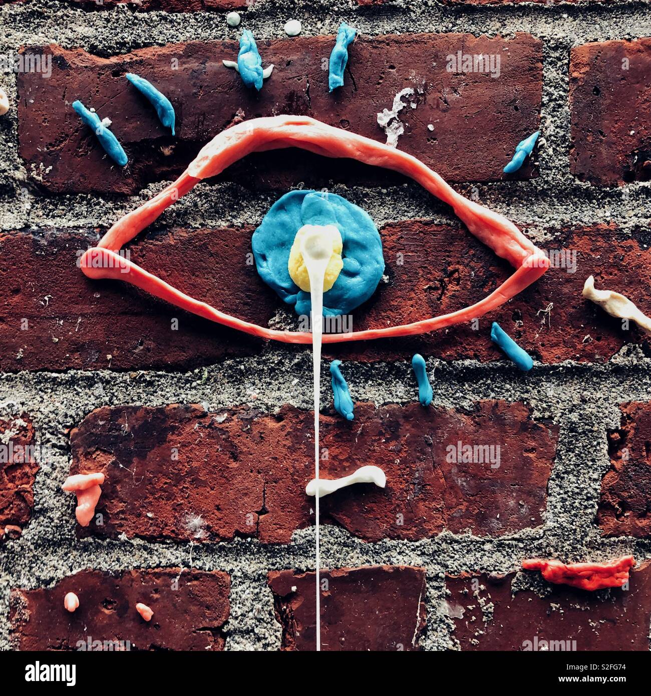 Bild von einem menschlichen Auge aus Kaugummi auf der Mauer in der Gasse in Seattle. Stockfoto