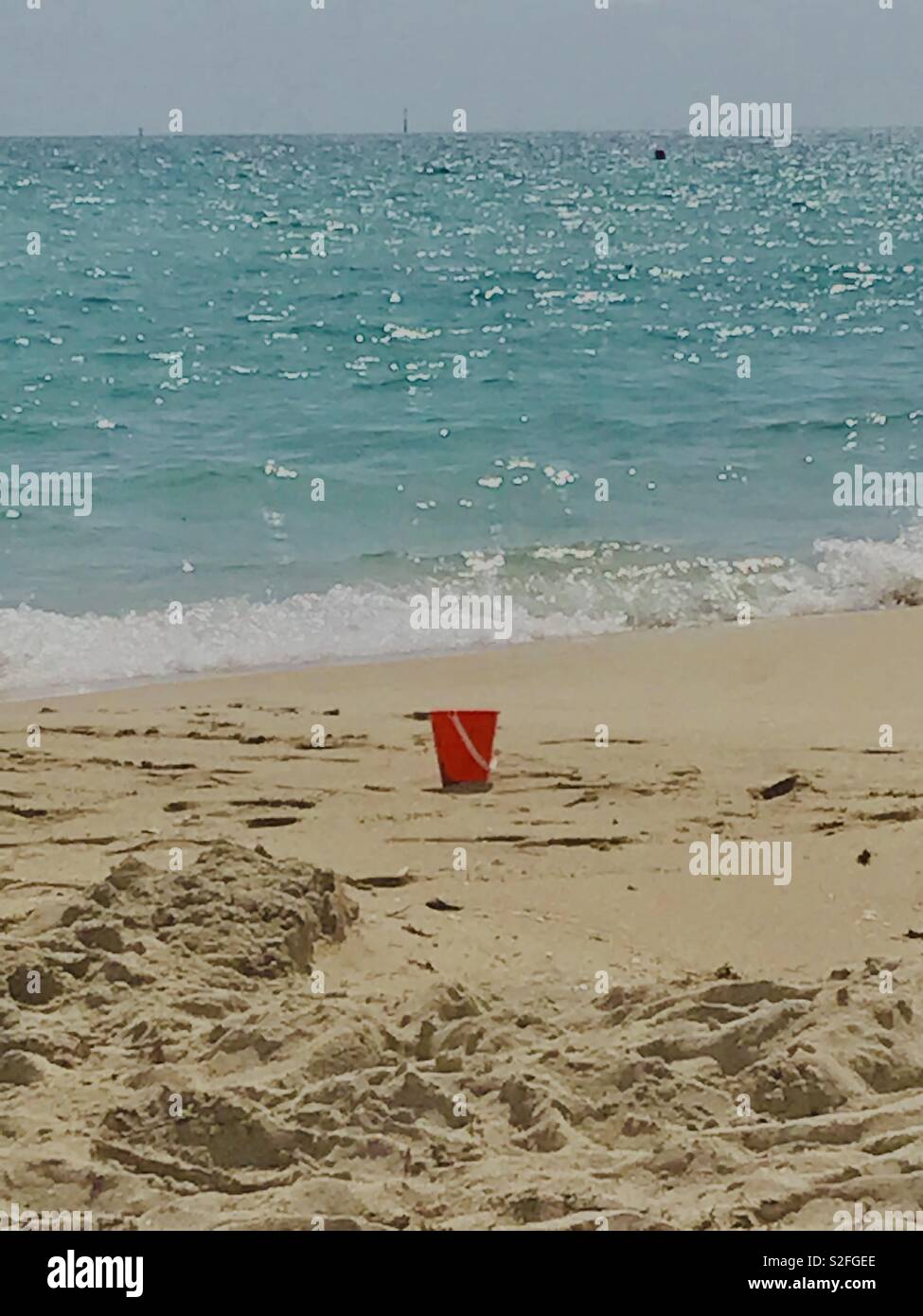 Rote Eimer allein stehend auf dem Beach, Miami South Beach, Florida Stockfoto