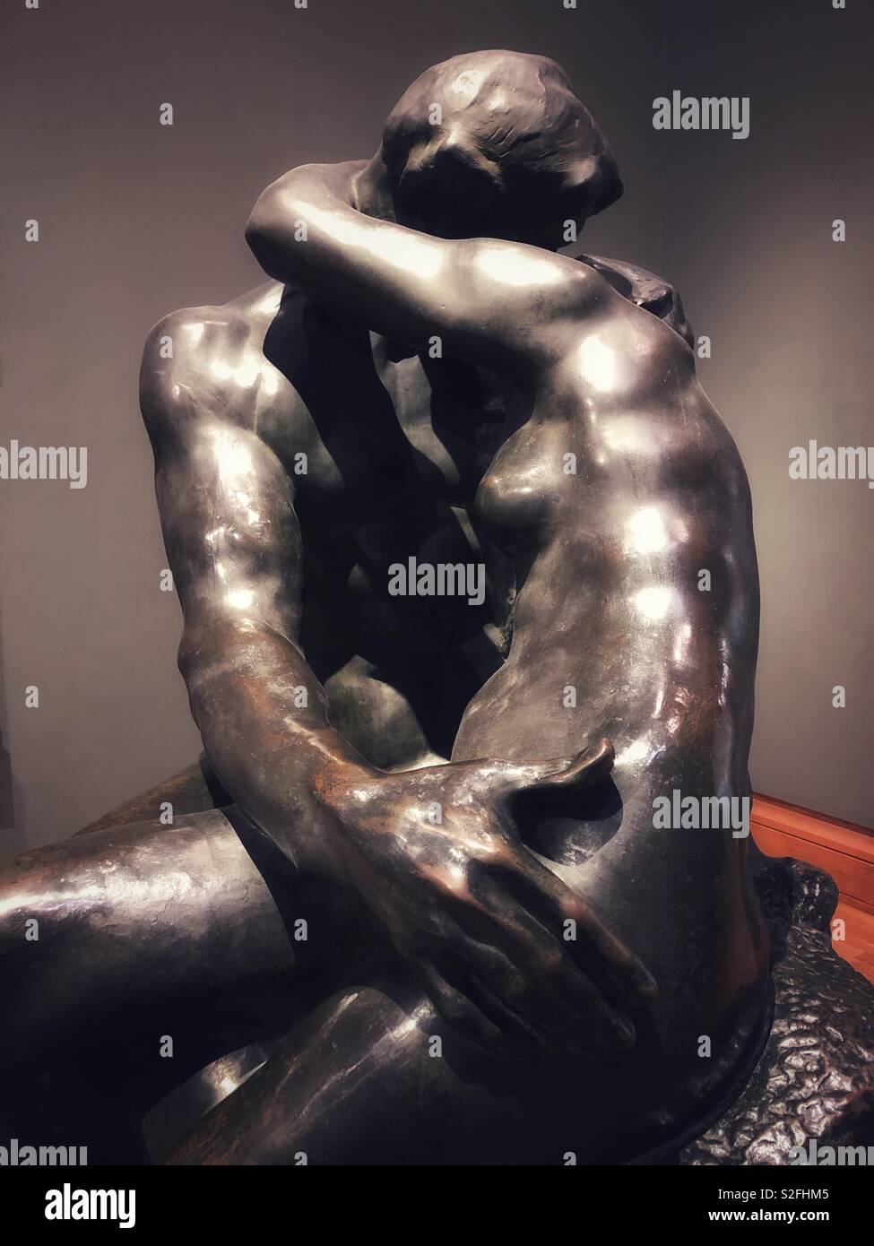 Der Kuss von Auguste Rodin in Cardiff Museum, South Wales. - Smartphone-aufgenommenes Stockfoto