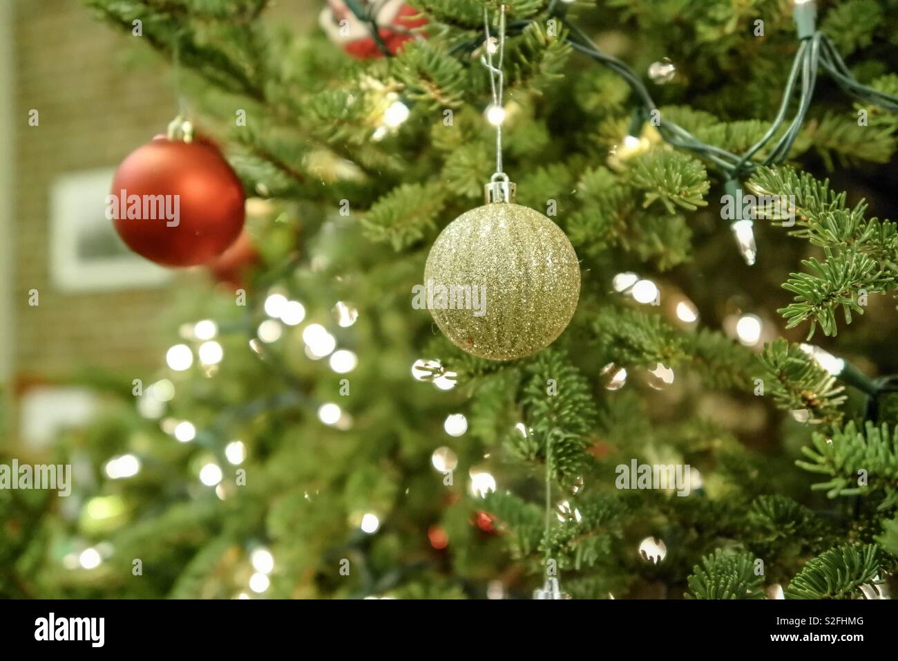 Christmas Ornament im Baum - Smartphone-aufgenommenes Stockfoto