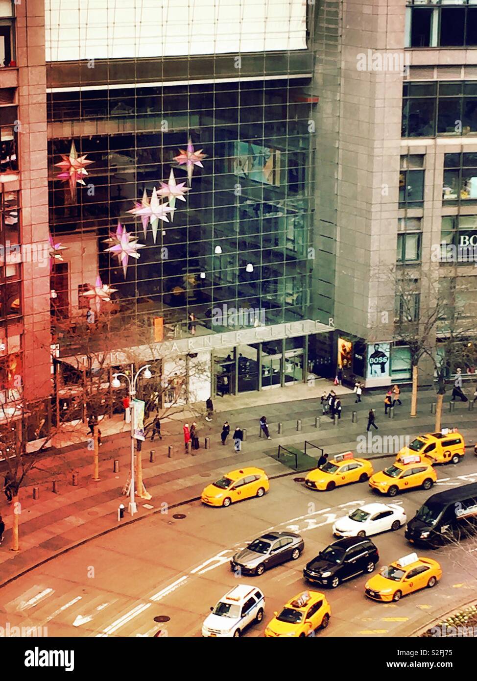 Taxis aufgereiht außerhalb des Time Warner Center Eingang in Columbus Circle, New York City, USA Stockfoto