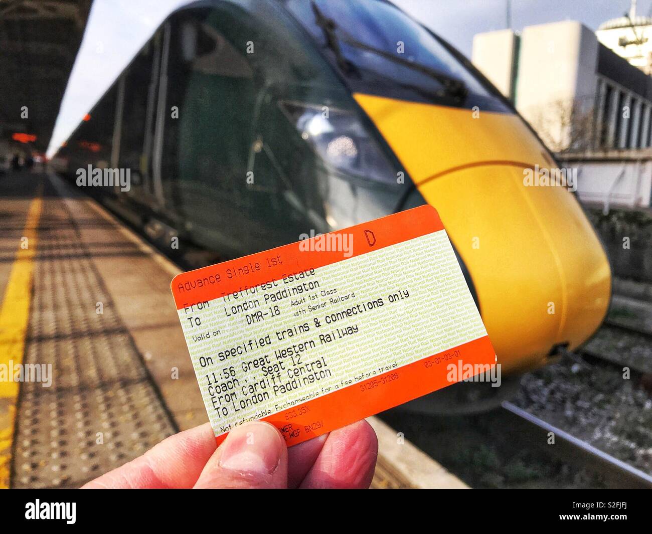 Nahaufnahme von Rail Ticket vor ein Inter City Express Zug in eine Station Stockfoto