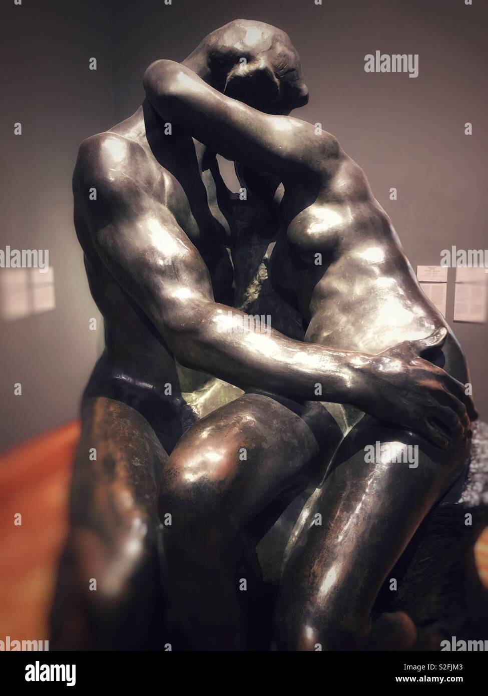Der Kuss von Auguste Rodin in Cardiff Museum. - Smartphone-aufgenommenes Stockfoto