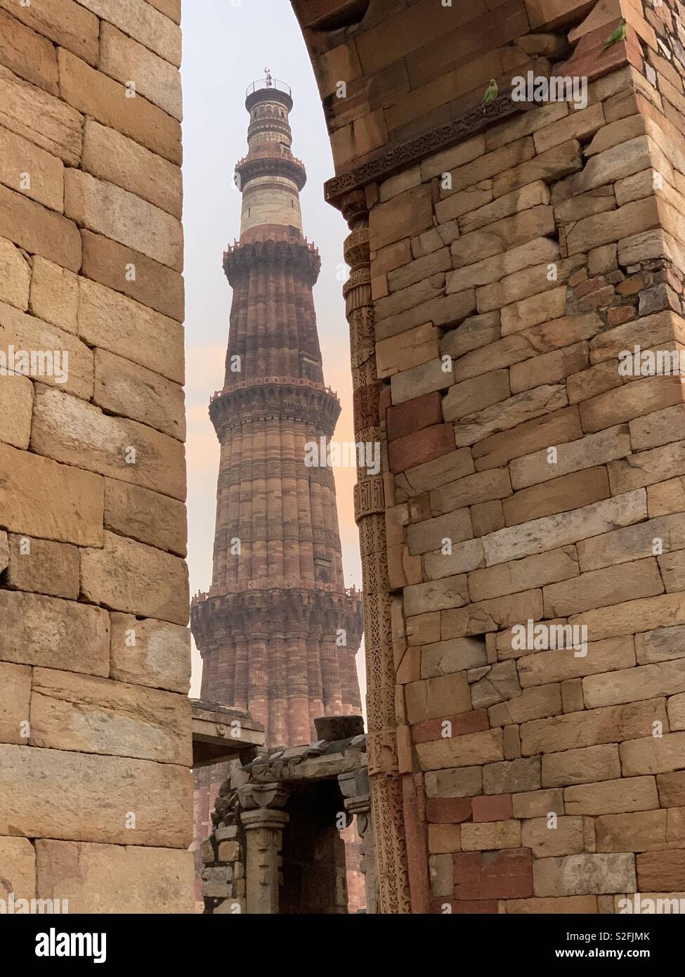 Die Siegessäule Qutab Minar in Delhi, Indien. Das Minarett ist Teil des Qutab Komplex, ist ein UNESCO-Weltkulturerbe. Stockfoto