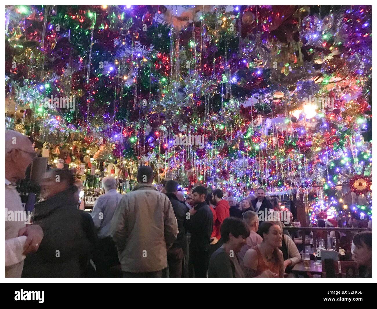 Weihnachtsschmuck im Marine Pub in Eastbourne Stockfoto