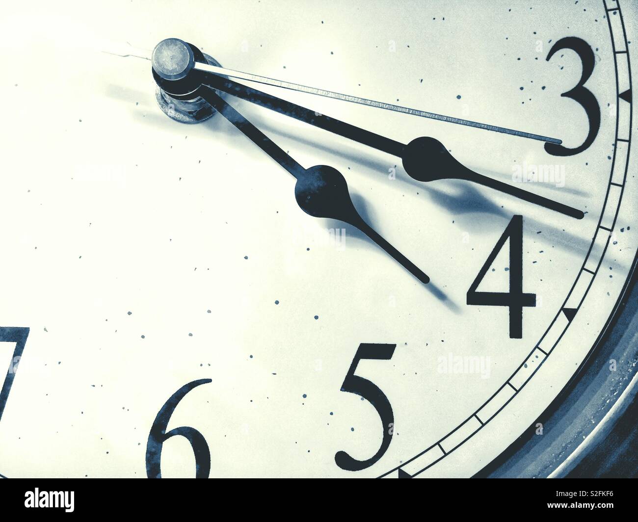 In der Nähe der Hände auf einer analogen Uhr. - Smartphone-aufgenommenes Stockfoto