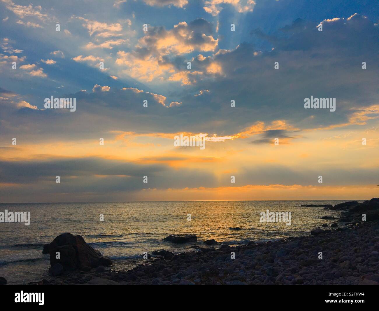 Sonnenaufgang über Meer - Smartphone-aufgenommenes Stockfoto