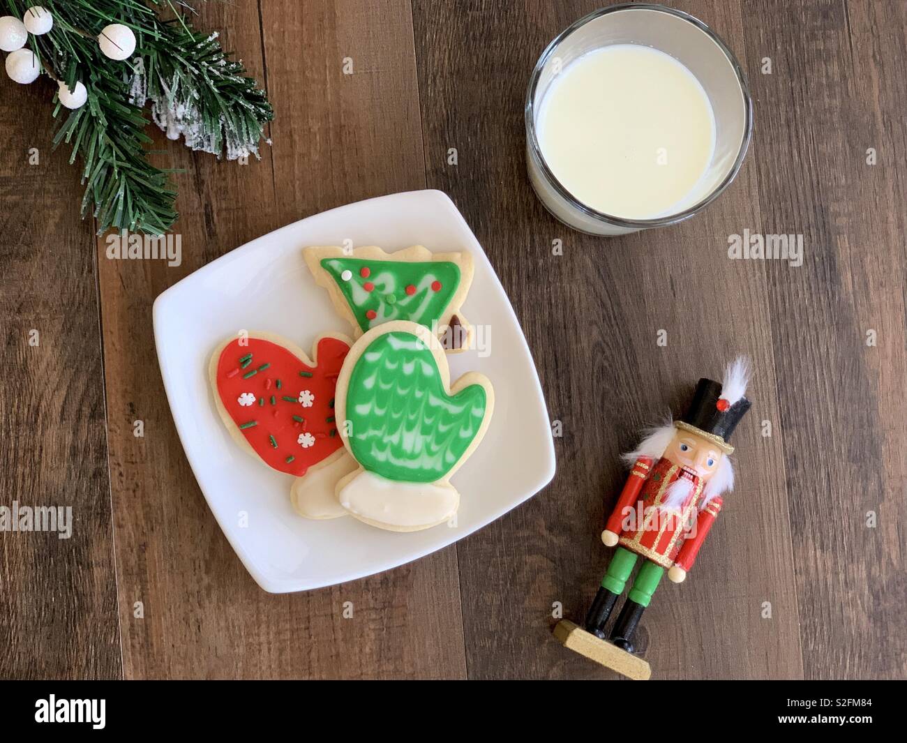 Platte von Weihnachtsplätzchen und Glas Milch Stockfoto