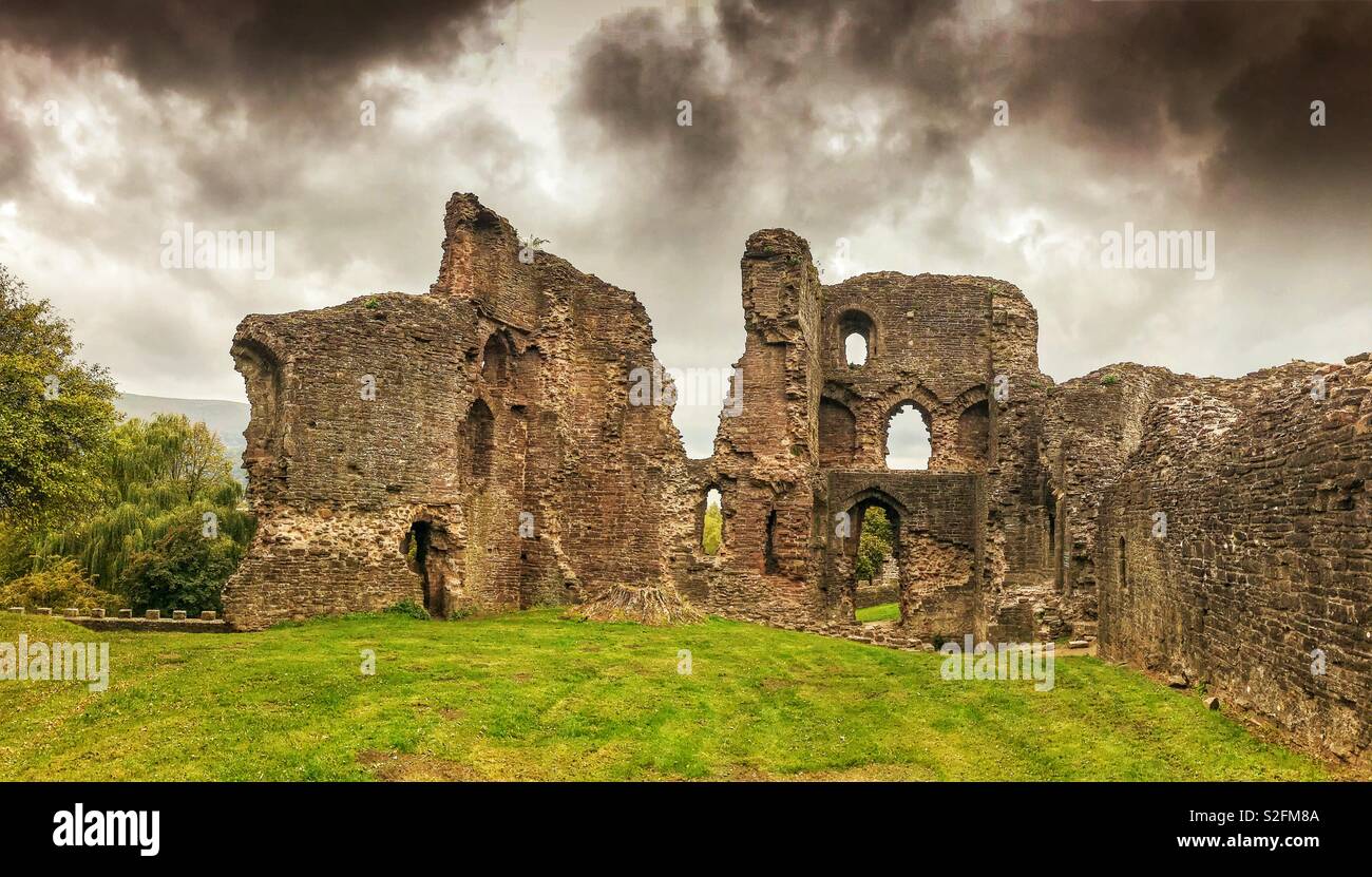 Verfallenen Mauern Abergavenny Castle, einer von vielen historischen Denkmälern in Wales Stockfoto