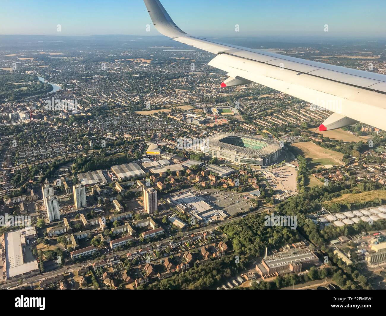 Luftaufnahme des Twickenham Rugby Stadium und das umliegende Wohngebiet von einem Flugzeug aus über am Flughafen London Heathrow zu landen. Stockfoto
